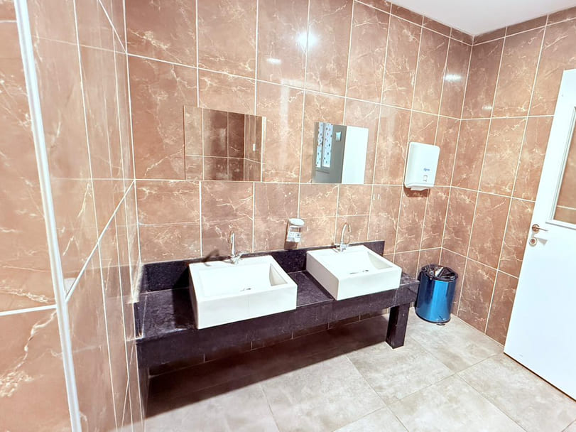 Çocuk yüksekliğinde lavabolar ve temiz sıhhi tesisat