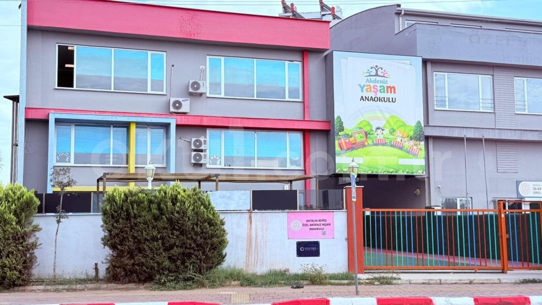 Anaokulu bina cephesi ve güvenlikli bahçe kapısı