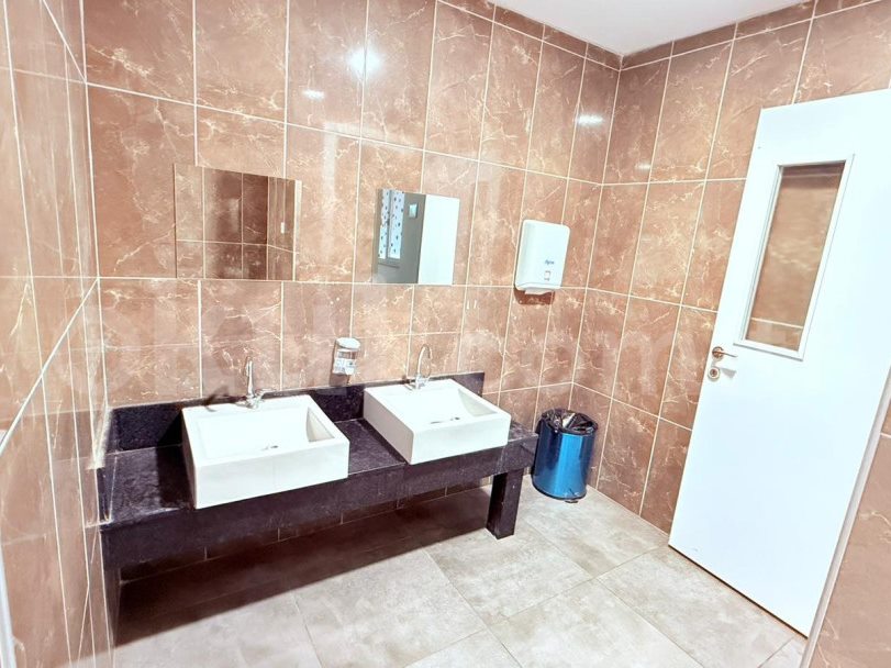 Çocuk yüksekliğinde lavabolar ve temiz sıhhi tesisat