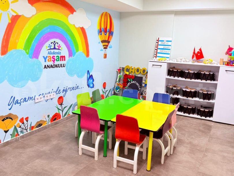 Gökkuşağı duvar resimli küçük yaş grubu sınıfı